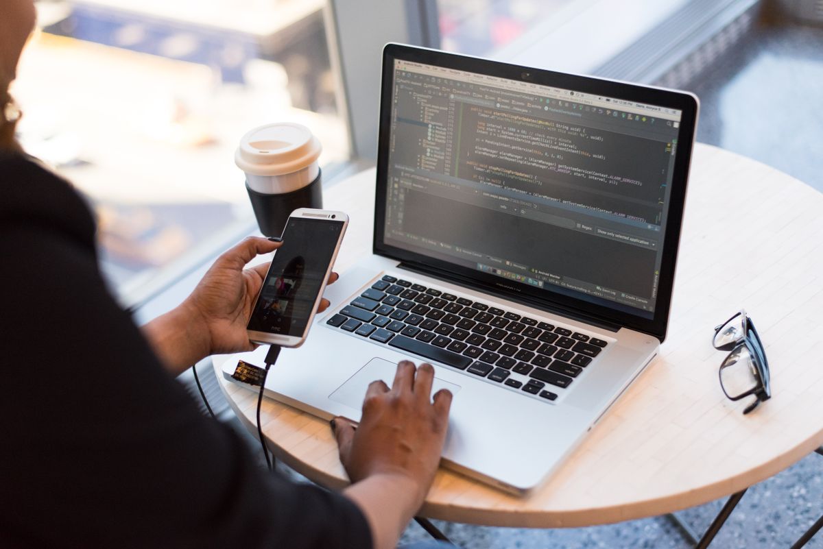 Desarrollo de aplicación móvil con laptop y teléfono